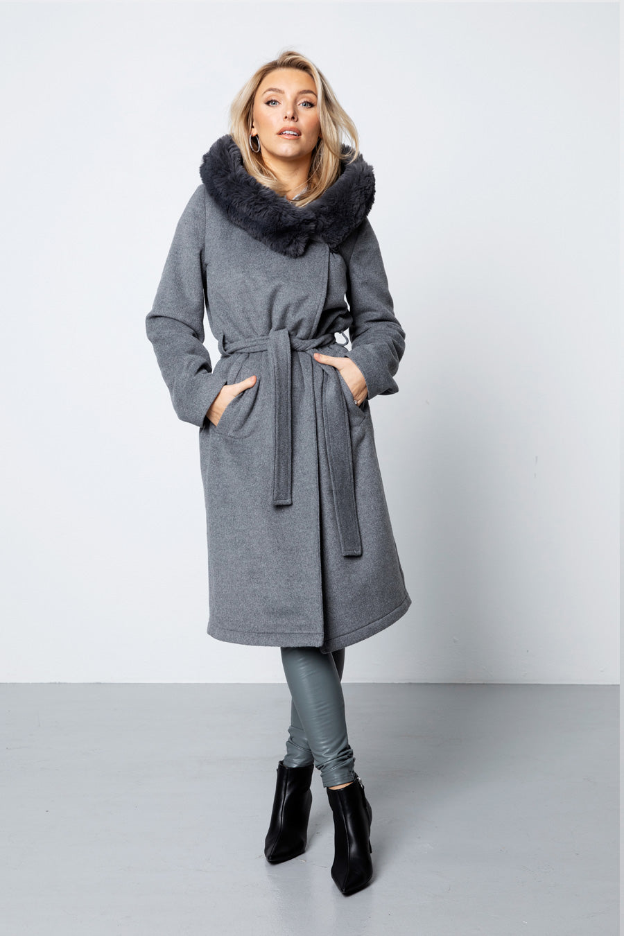 The Long Wool Coat - Grey - Sannealexandra - Model:Sanne